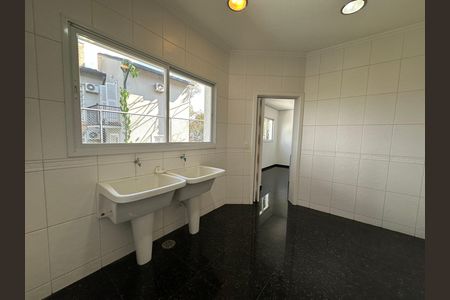 Casa de condomínio à venda com 600m², 4 quartos e 2 vagas Casa de condomínio à venda com 600m², 4 quartos e 2 vagasÁrea de Serviço