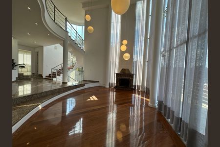 Casa de condomínio à venda com 600m², 4 quartos e 2 vagas Casa de condomínio à venda com 600m², 4 quartos e 2 vagasSala