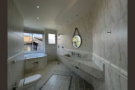 Casa de condomínio à venda com 600m², 4 quartos e 2 vagas Casa de condomínio à venda com 600m², 4 quartos e 2 vagasBanheiro da Suíte 4