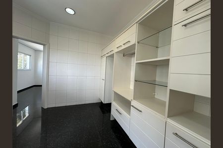 Casa de condomínio à venda com 600m², 4 quartos e 2 vagas Casa de condomínio à venda com 600m², 4 quartos e 2 vagasÁrea de Serviço