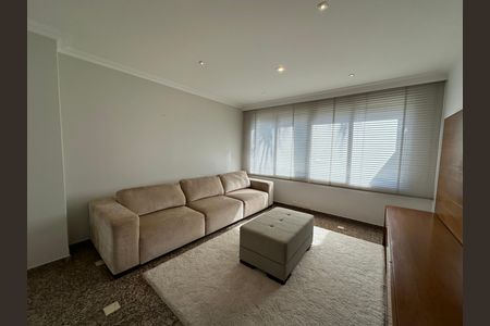 Casa de condomínio à venda com 600m², 4 quartos e 2 vagas Casa de condomínio à venda com 600m², 4 quartos e 2 vagasSala de TV