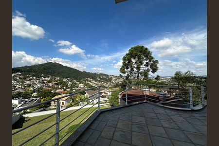 Casa de condomínio à venda com 600m², 4 quartos e 2 vagas Casa de condomínio à venda com 600m², 4 quartos e 2 vagasVaranda