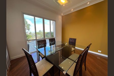 Casa de condomínio à venda com 600m², 4 quartos e 2 vagas Casa de condomínio à venda com 600m², 4 quartos e 2 vagasSala de Jantar
