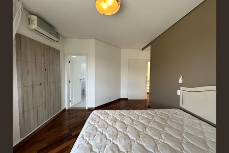Casa de condomínio à venda com 600m², 4 quartos e 2 vagas Casa de condomínio à venda com 600m², 4 quartos e 2 vagasSuíte 4