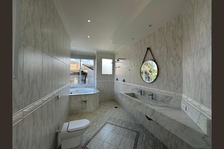 Casa de condomínio à venda com 600m², 4 quartos e 2 vagas Casa de condomínio à venda com 600m², 4 quartos e 2 vagasBanheiro da Suíte 4