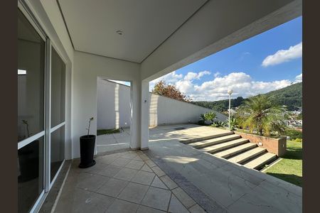 Casa de condomínio à venda com 600m², 4 quartos e 2 vagas Casa de condomínio à venda com 600m², 4 quartos e 2 vagasVaranda