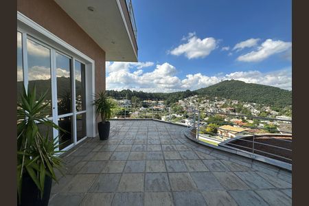 Casa de condomínio à venda com 600m², 4 quartos e 2 vagas Casa de condomínio à venda com 600m², 4 quartos e 2 vagasVaranda