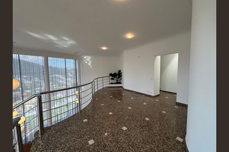 Casa de condomínio à venda com 600m², 4 quartos e 2 vagas Casa de condomínio à venda com 600m², 4 quartos e 2 vagasHall social