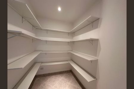 Casa de condomínio à venda com 600m², 4 quartos e 2 vagas Casa de condomínio à venda com 600m², 4 quartos e 2 vagasDespensa