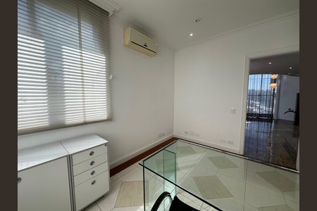 Casa de condomínio à venda com 600m², 4 quartos e 2 vagas Casa de condomínio à venda com 600m², 4 quartos e 2 vagasEscritório
