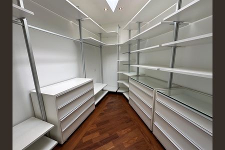 Casa de condomínio à venda com 600m², 4 quartos e 2 vagas Casa de condomínio à venda com 600m², 4 quartos e 2 vagasCloset da suíte 4