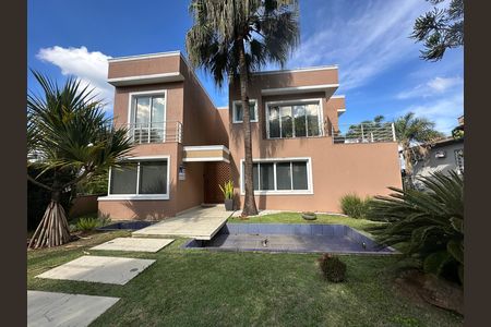 Casa de condomínio à venda com 600m², 4 quartos e 2 vagas Casa de condomínio à venda com 600m², 4 quartos e 2 vagasFachada