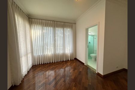 Casa de condomínio à venda com 600m², 4 quartos e 2 vagas Casa de condomínio à venda com 600m², 4 quartos e 2 vagasSuíte 2