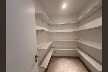 Casa de condomínio à venda com 600m², 4 quartos e 2 vagas Casa de condomínio à venda com 600m², 4 quartos e 2 vagasDespensa