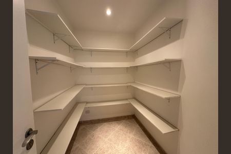 Casa de condomínio à venda com 600m², 4 quartos e 2 vagas Casa de condomínio à venda com 600m², 4 quartos e 2 vagasDespensa