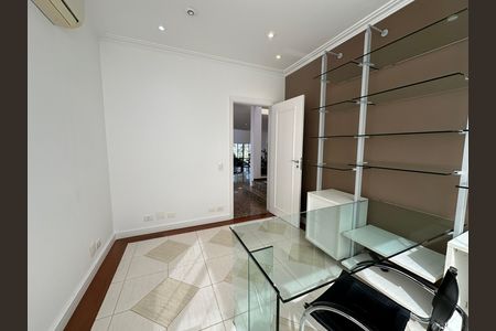 Casa de condomínio à venda com 600m², 4 quartos e 2 vagas Casa de condomínio à venda com 600m², 4 quartos e 2 vagasEscritório