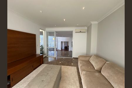 Casa de condomínio à venda com 600m², 4 quartos e 2 vagas Casa de condomínio à venda com 600m², 4 quartos e 2 vagasSala de TV