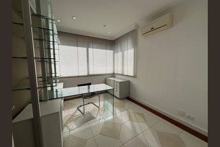 Casa de condomínio à venda com 600m², 4 quartos e 2 vagas Casa de condomínio à venda com 600m², 4 quartos e 2 vagasEscritório