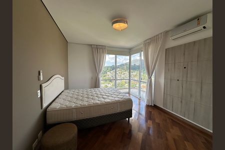 Casa de condomínio à venda com 600m², 4 quartos e 2 vagas Casa de condomínio à venda com 600m², 4 quartos e 2 vagasSuíte 4