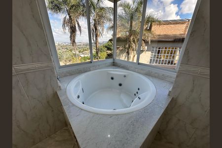 Casa de condomínio à venda com 600m², 4 quartos e 2 vagas Casa de condomínio à venda com 600m², 4 quartos e 2 vagasBanheiro da Suíte 4