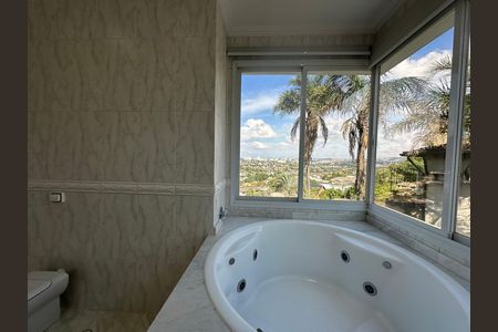 Casa de condomínio à venda com 600m², 4 quartos e 2 vagas Casa de condomínio à venda com 600m², 4 quartos e 2 vagasBanheiro da Suíte 4