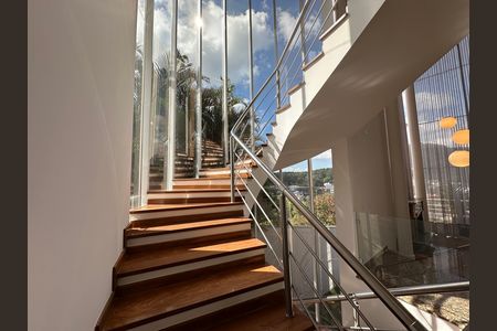 Casa de condomínio à venda com 600m², 4 quartos e 2 vagas Casa de condomínio à venda com 600m², 4 quartos e 2 vagasEscada