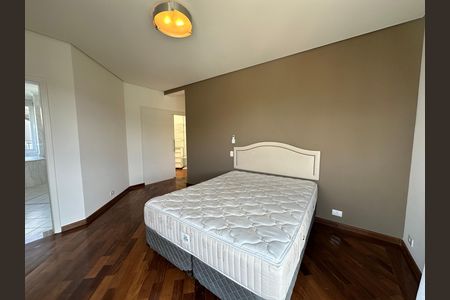 Casa de condomínio à venda com 600m², 4 quartos e 2 vagas Casa de condomínio à venda com 600m², 4 quartos e 2 vagasSuíte 4