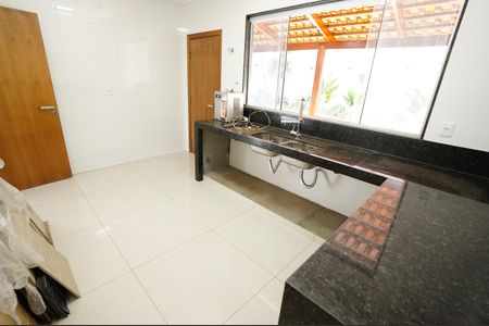 Casa à venda com 250m², 5 quartos e 4 vagas