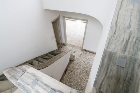 Casa para alugar com 245m², 4 quartos e 2 vagasEscadas