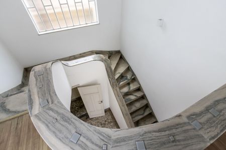Casa para alugar com 245m², 4 quartos e 2 vagasEscadas