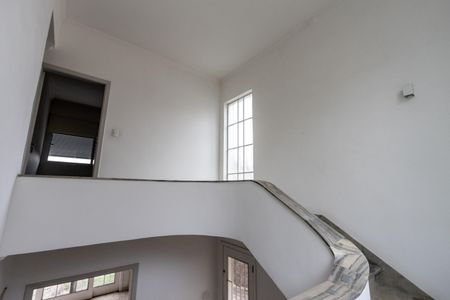 Casa para alugar com 245m², 4 quartos e 2 vagasEscadas