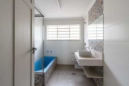Banheiro do Corredor de casa para alugar com 4 quartos, 245m² em Alto da Lapa, São Paulo