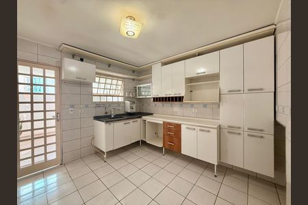 Casa à venda com 82m², 2 quartos e 2 vagas
