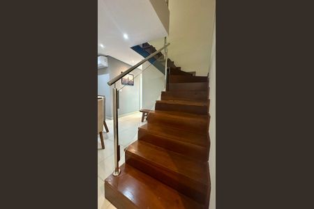Apartamento à venda com 160m², 3 quartos e 3 vagas Apartamento à venda com 160m², 3 quartos e 3 vagasEscadas