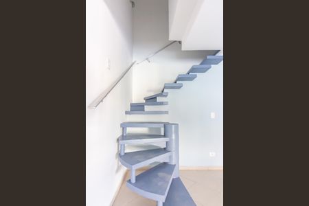 Casa de condomínio à venda com 99m², 3 quartos e 1 vaga Casa de condomínio à venda com 99m², 3 quartos e 1 vagaEscada