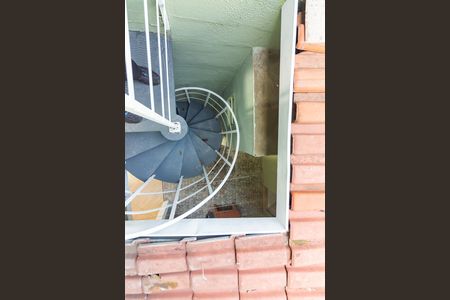 Casa de condomínio à venda com 99m², 3 quartos e 1 vaga Casa de condomínio à venda com 99m², 3 quartos e 1 vagaEscada