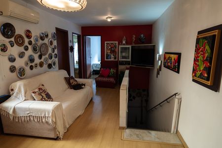 Sala de casa à venda com 3 quartos, 495m² em Santa Cecília, Porto Alegre