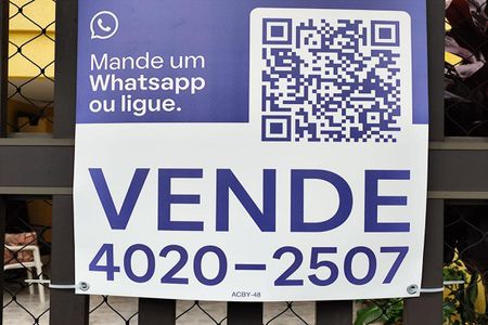 Casa à venda com 130m², 3 quartos e 2 vagas Casa à venda com 130m², 3 quartos e 2 vagasFachada