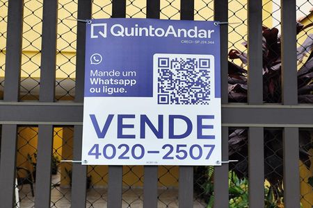Casa à venda com 130m², 3 quartos e 2 vagas Casa à venda com 130m², 3 quartos e 2 vagasFachada
