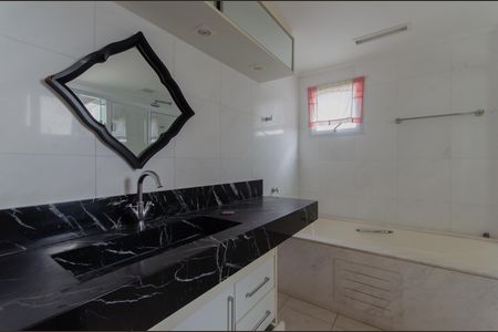 Apartamento à venda com 229m², 4 quartos e 4 vagasBanheiro da Suíte 4