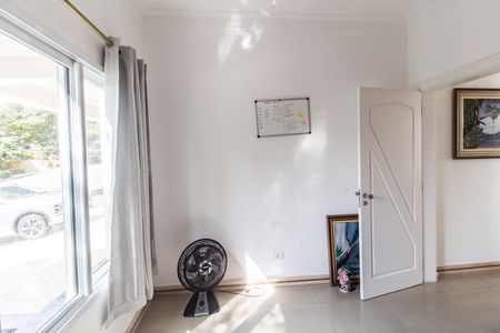 Casa à venda com 500m², 4 quartos e 4 vagas Casa à venda com 500m², 4 quartos e 4 vagasEscritório