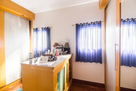 Casa à venda com 500m², 4 quartos e 4 vagas Casa à venda com 500m², 4 quartos e 4 vagasCloset da suíte