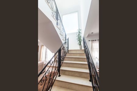Casa à venda com 500m², 4 quartos e 4 vagas Casa à venda com 500m², 4 quartos e 4 vagasEscada