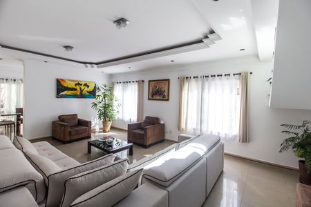 Casa à venda com 500m², 4 quartos e 4 vagas Casa à venda com 500m², 4 quartos e 4 vagasSala