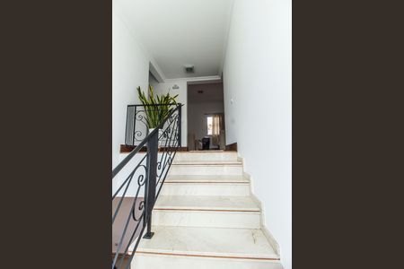 Casa à venda com 500m², 4 quartos e 4 vagas Casa à venda com 500m², 4 quartos e 4 vagasEscada