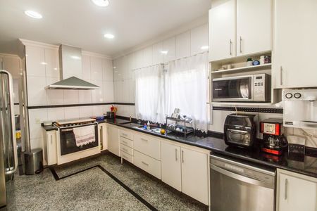 Casa à venda com 500m², 4 quartos e 4 vagas Casa à venda com 500m², 4 quartos e 4 vagasCozinha
