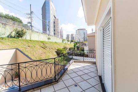 Casa à venda com 500m², 4 quartos e 4 vagas Casa à venda com 500m², 4 quartos e 4 vagasVaranda