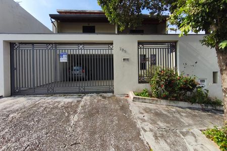 Casa para alugar com 248m², 3 quartos e 4 vagas Casa para alugar com 248m², 3 quartos e 4 vagasFachada
