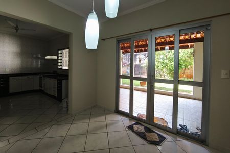Casa para alugar com 248m², 3 quartos e 4 vagas Casa para alugar com 248m², 3 quartos e 4 vagasSala de Jantar