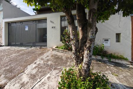Casa para alugar com 248m², 3 quartos e 4 vagas Casa para alugar com 248m², 3 quartos e 4 vagasPLACA INSTALADA NA FACHADA